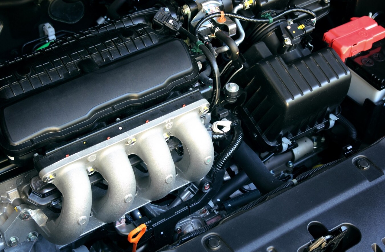 detalhe do motor do carro com baterias start-stop